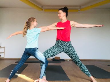 Mutter und Kind in Heldinnen Haltung - Virabhadrasana 2, Mutter-Kind-Yoga
