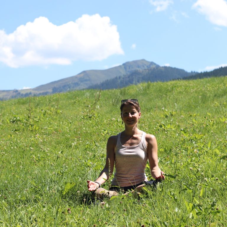 Lotussitz auf Wiese, Meditationssitz 