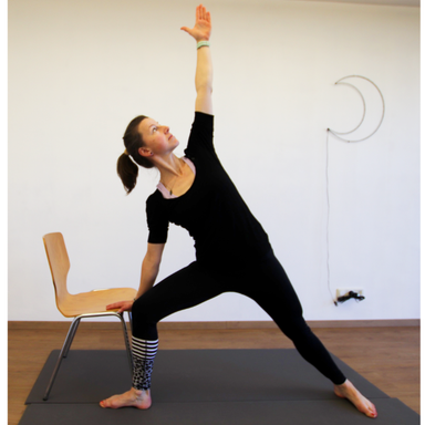 sitzende Yogaasana Kuhmaulgesicht mit Hilfsmittel Gurt