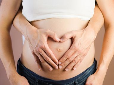 Babybauch mit Handherz, Schwangerenyoga