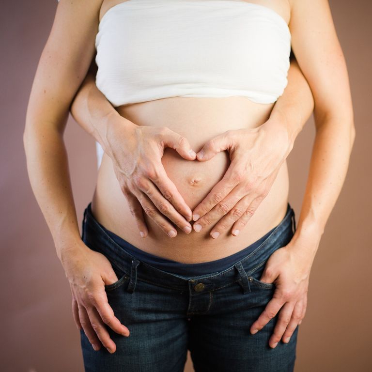 Babybauch mit Handherz, Schwangerenyoga